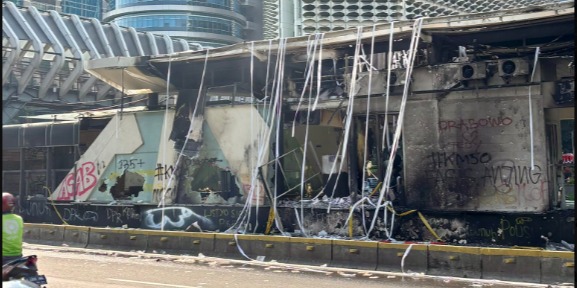 Imbas Demo 29 Agustus: Fasilitas Umum Jakarta Rusak Parah, Halte Baru Ikut Terbakar